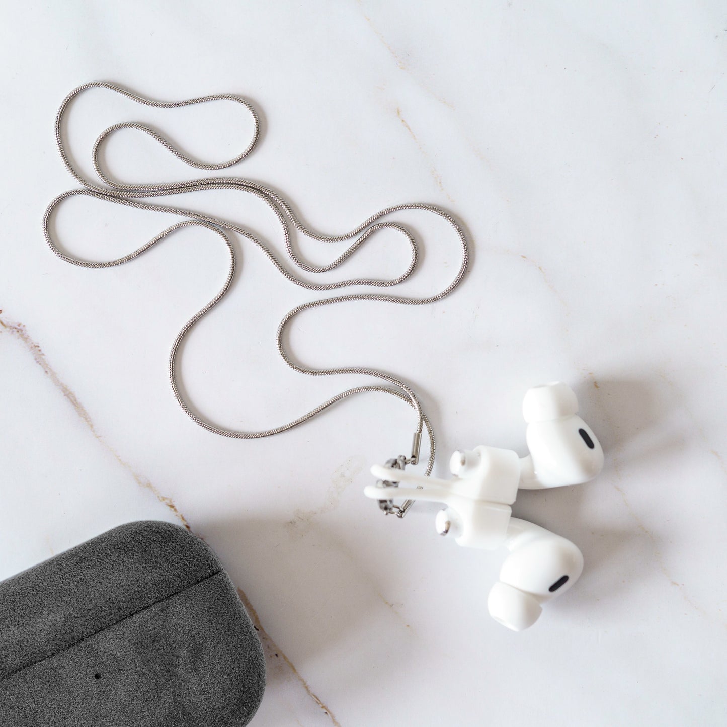 Chaîne AirPods Louisa en argent prise lifestyle
