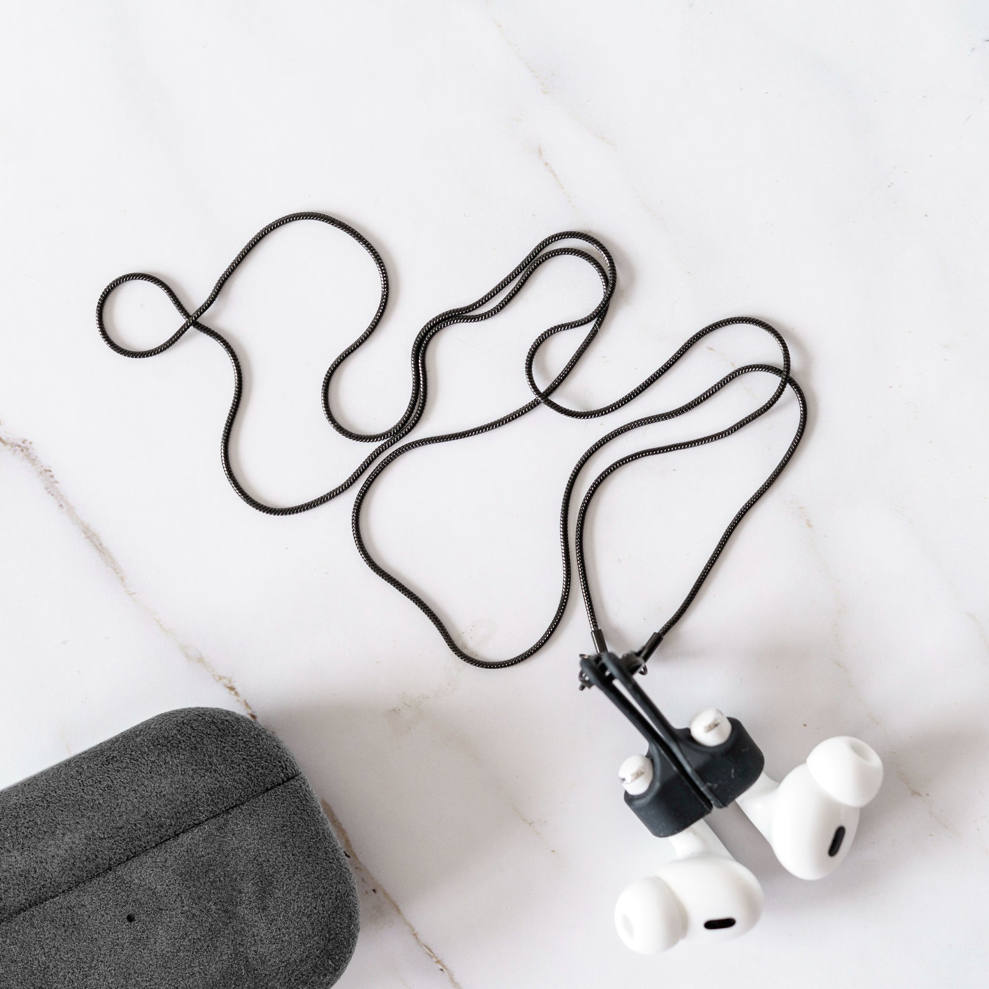 AirPods Kette Louisa in Schwarz – Lifestyle Aufnahme