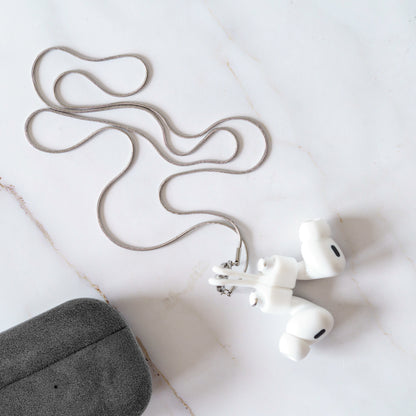 AirPods Kette Louisa in Silber – Lifestyle Aufnahme