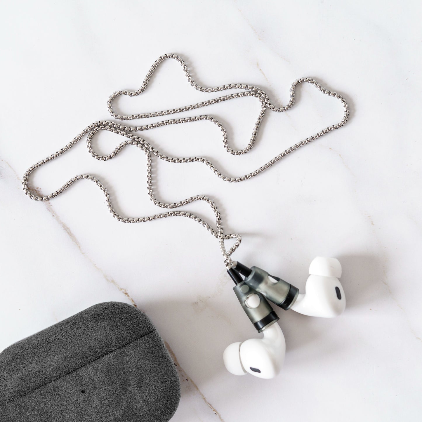 AirPods Kette Vittorio in Schwarz – Lifestyle Aufnahme