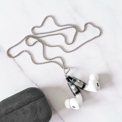 AirPods Kette Vittorio in Schwarz – Lifestyle Aufnahme