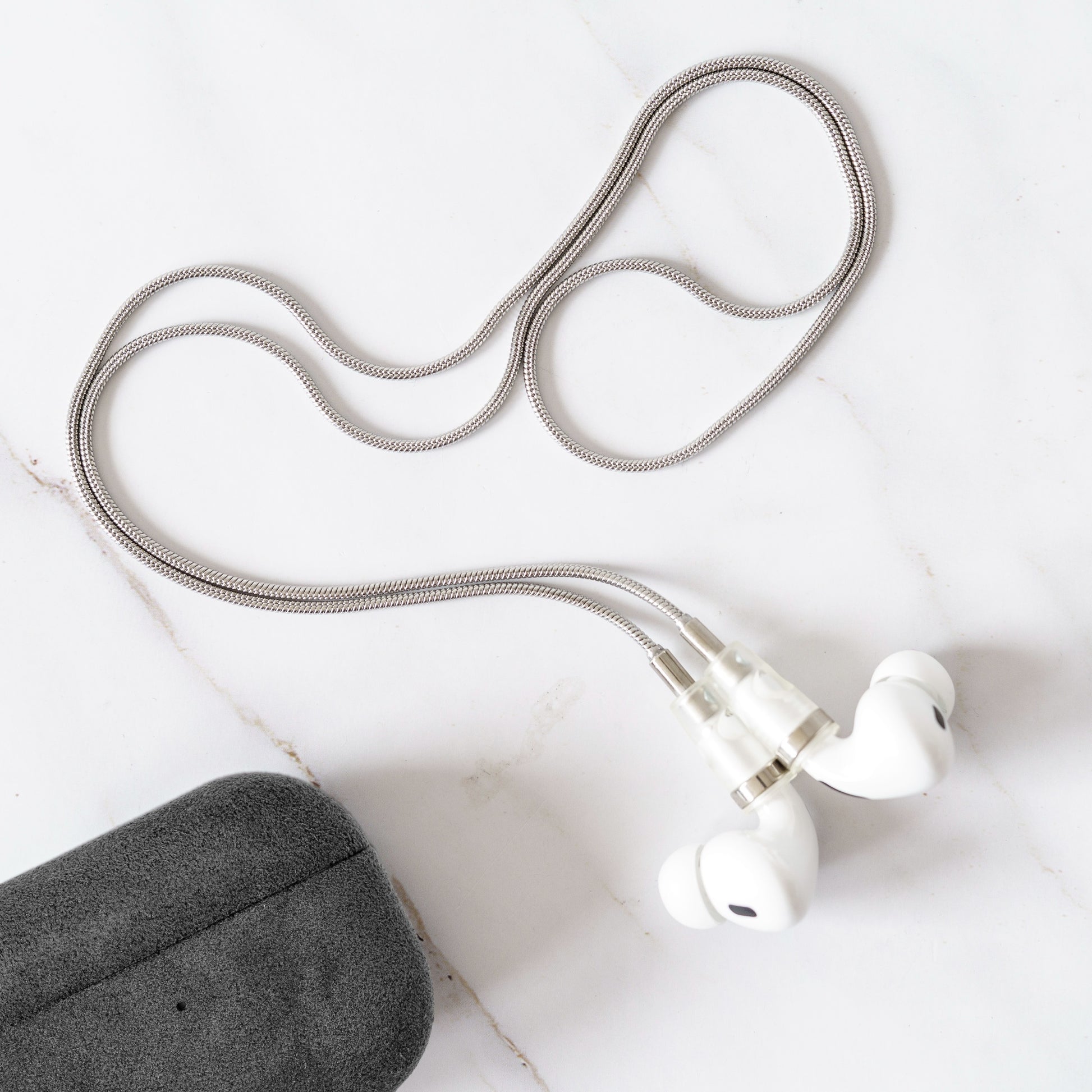 AirPods Kette Vittorio in Silber – Lifestyle Aufnahme